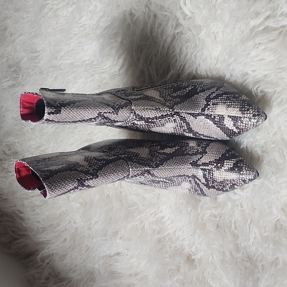 NEW! Chinese Laundry Rosalina Snakeskin Zip Ankle Boots Size 6.5 - Picture 4 of 13